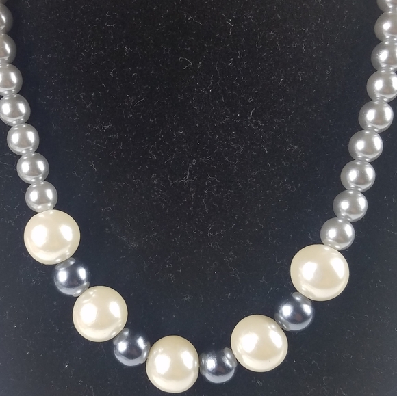 Agatha Jewelry - Agatha, Gray and white faux pearl necklace